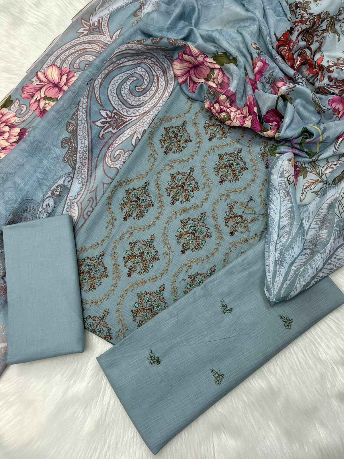 The Signature Elegance Lawn Collection – 3PC Ensemble